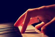 开云体育入口-印尼队横扫日本队，黄鸭组合高光表现