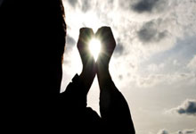 开云体育入口-印尼队横扫日本队，黄鸭组合高光表现