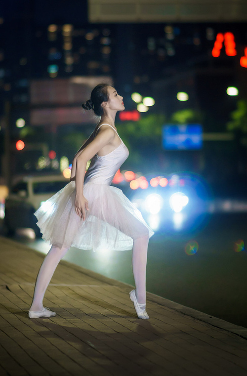 开云体育在线-NBA季后赛之夜，克瓦拉茨赫利亚关键节点连续得分，力挽狂澜！